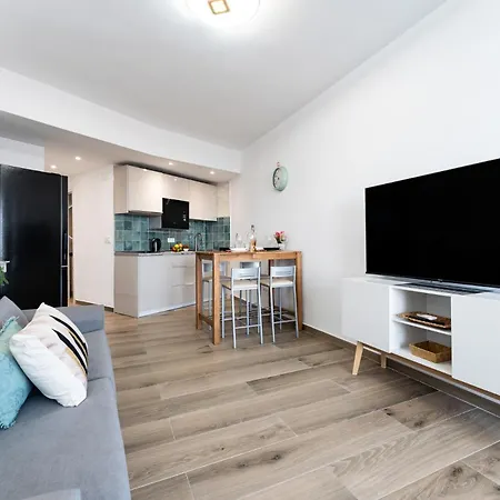 Malagasuite Modern With Pool Apartmán